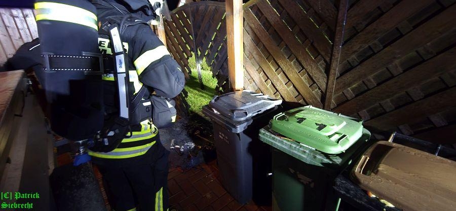 Einsatzfoto F2 brennt Carport