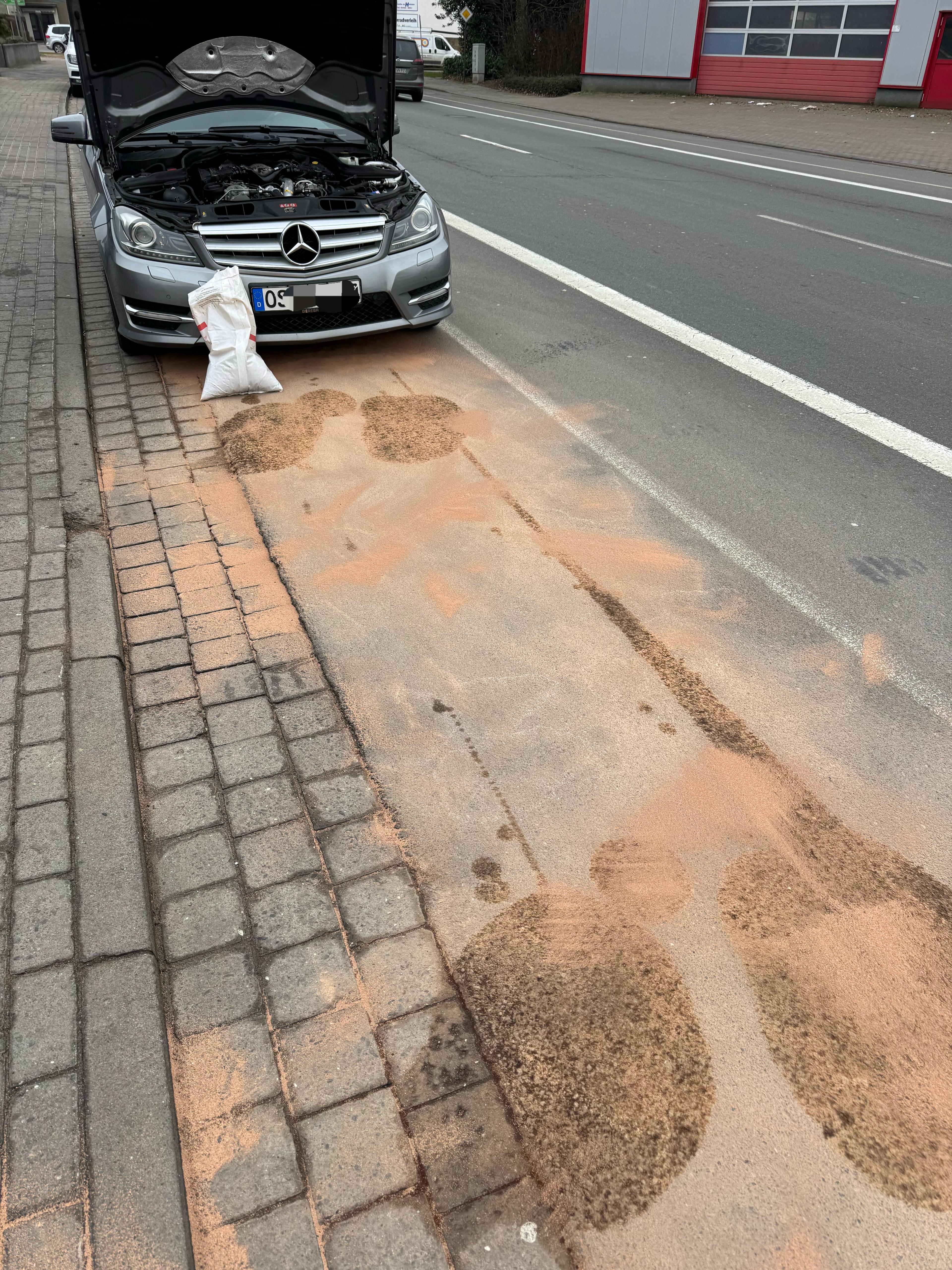 Einsatzfoto TH0 Dieselkraftstoff läuft ...