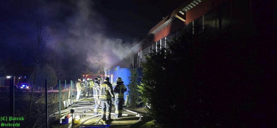 Einsatzfoto F2 Wohncontainer brennt