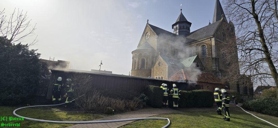 Einsatzfoto F2 Wohncontainer brennt